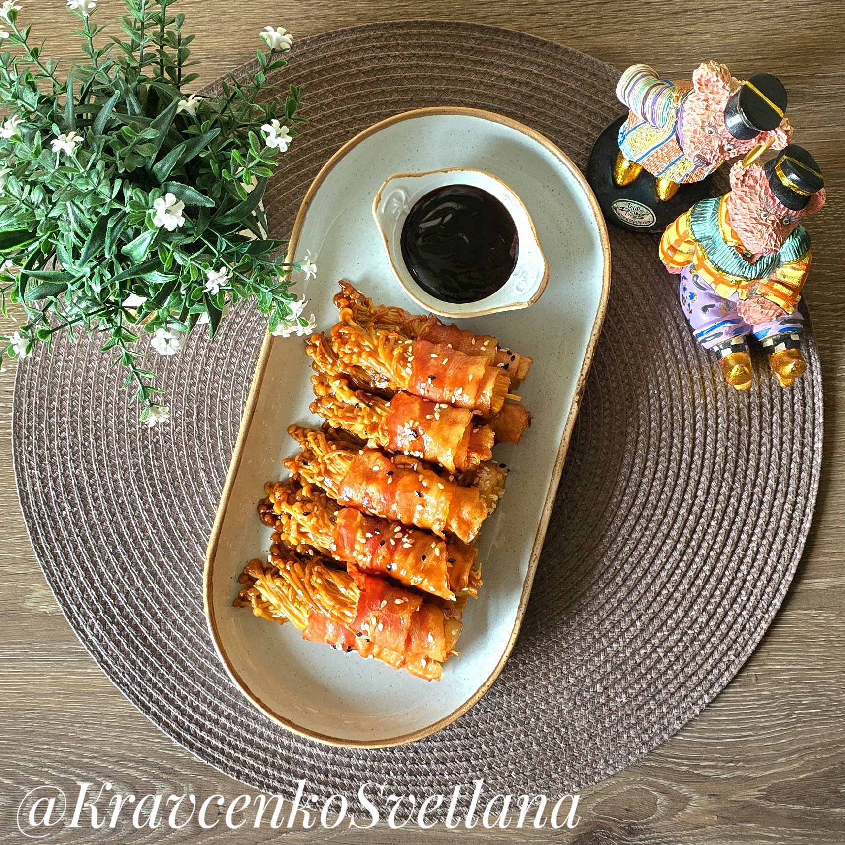 Рулетики с грибами эноки в беконе