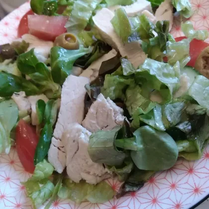 Салат из курицы и овощей