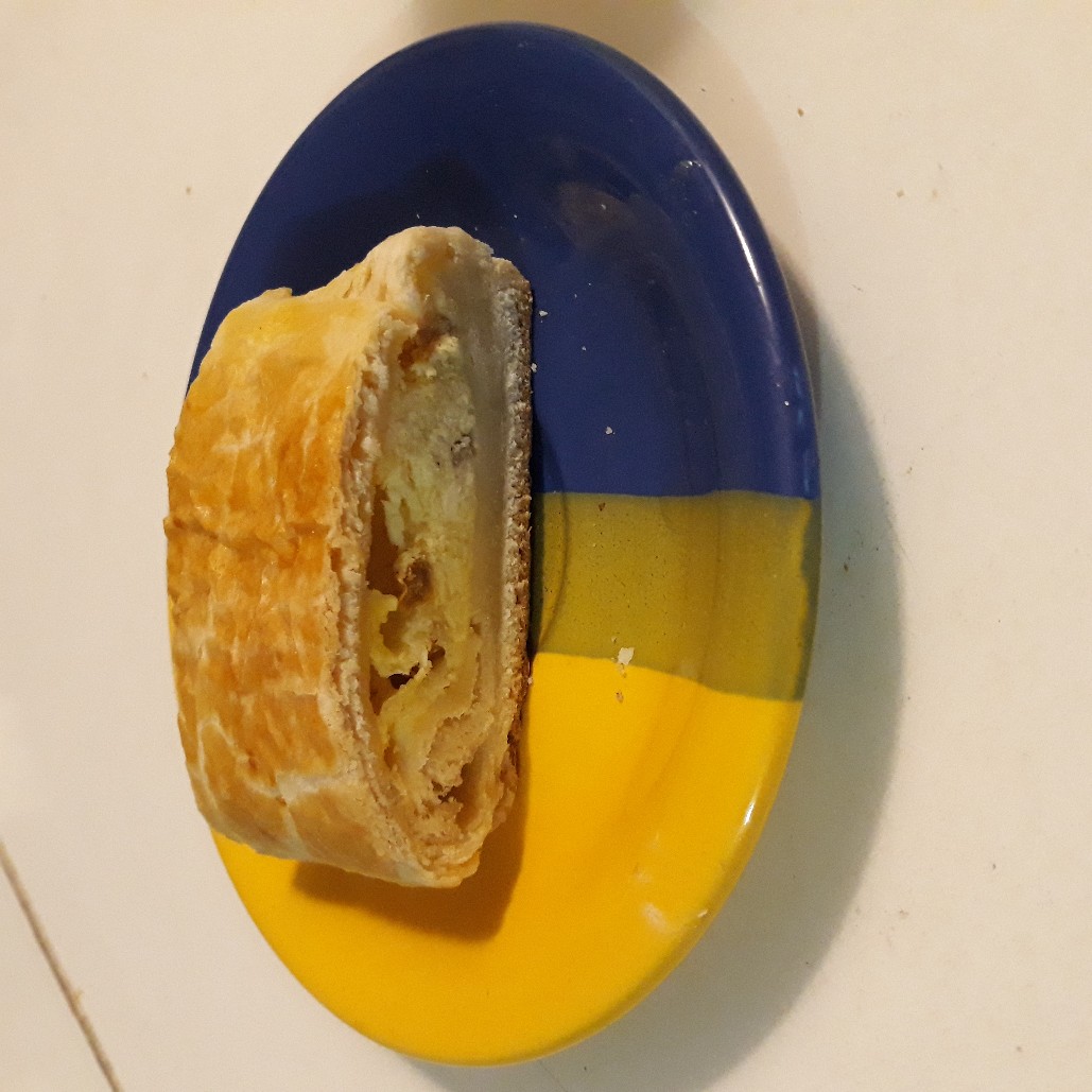 Рулет со сладкой творожной начинкой