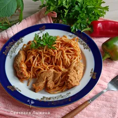 Спагетти с куриной грудкой и помидорами на сковороде