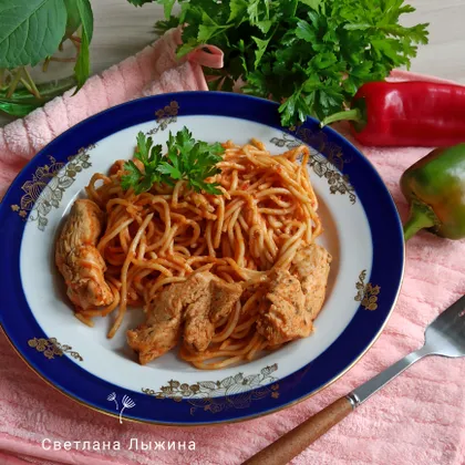 Спагетти с куриной грудкой и помидорами на сковороде