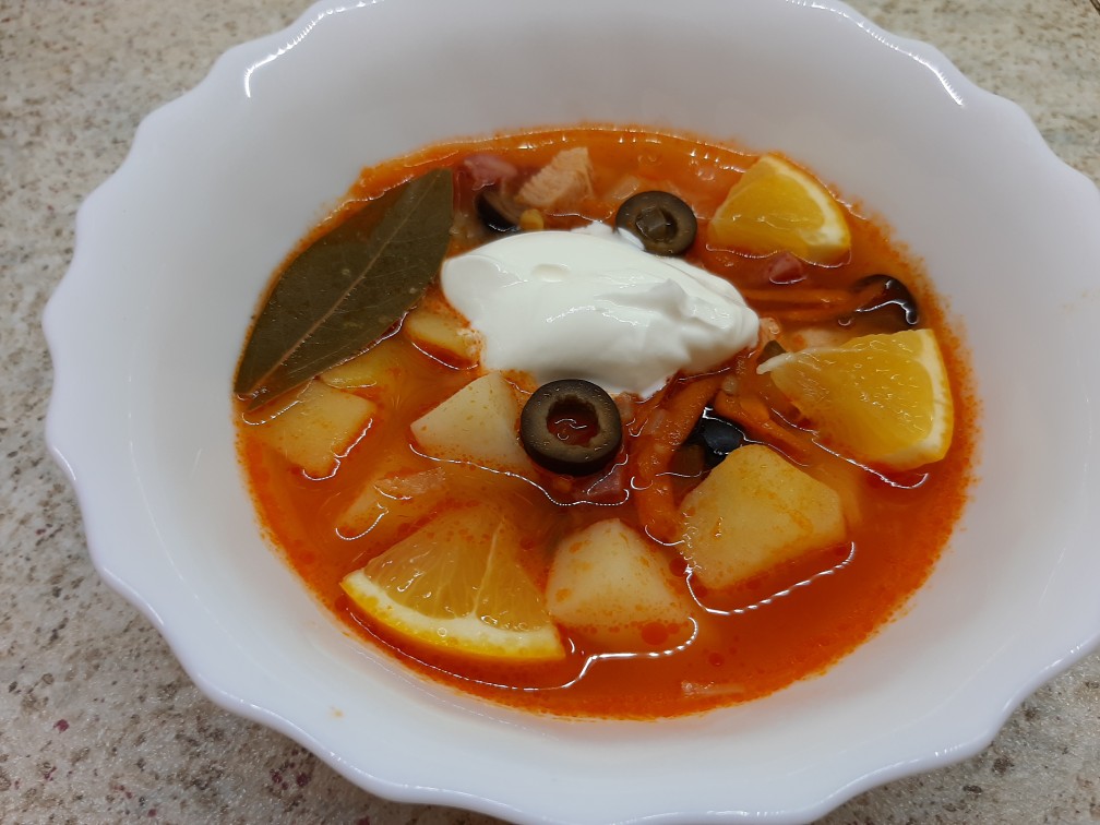 Суп солянка с оливками и колбасой