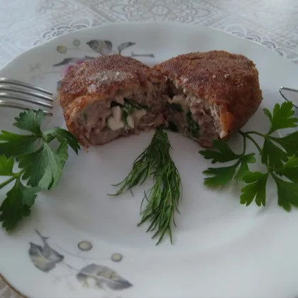 Сочные зразы с яйцом, сыром и зеленью