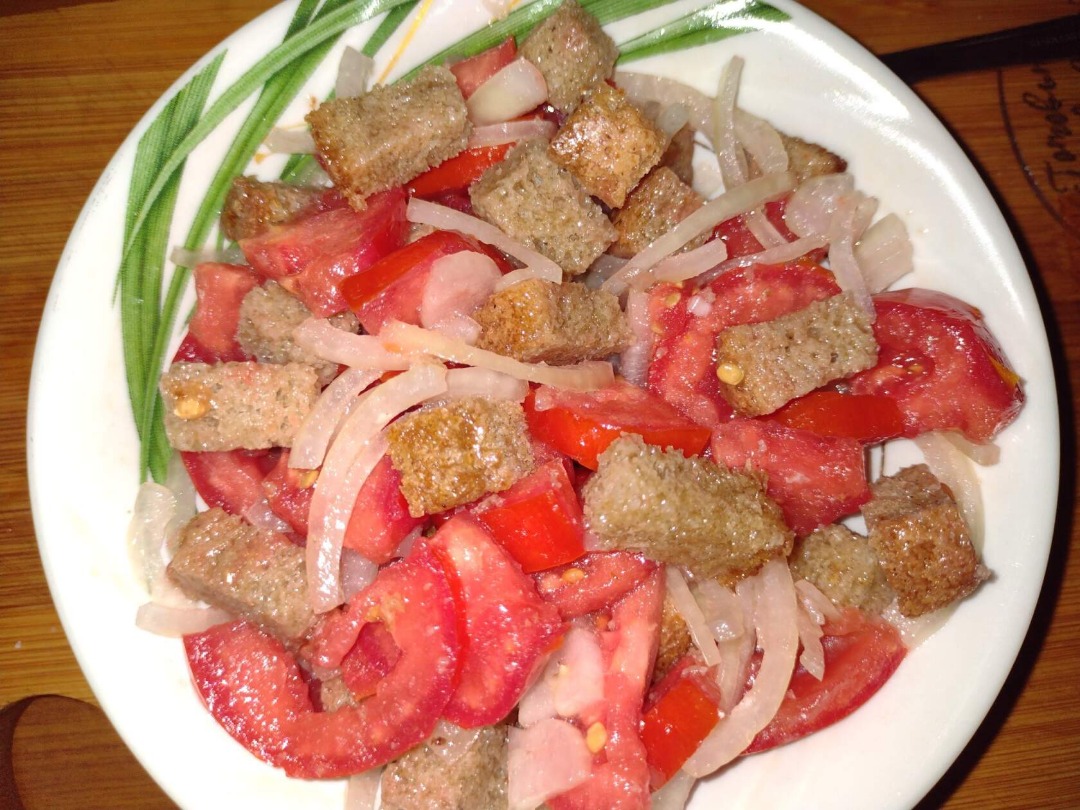 Салат из помидор, ржаного хлеба и лука