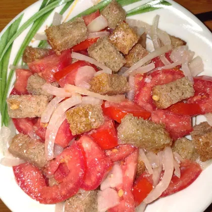 Салат из помидор, ржаного хлеба и лука