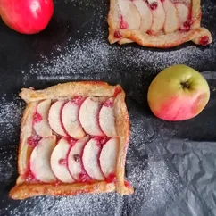 Слойки с яблоками и брусникой🍎