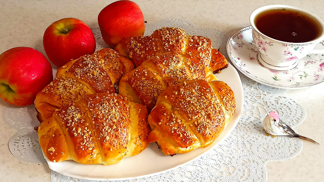 Рогалики с яблоками и орешками. Лакомство к чаю, когда гости на пороге!