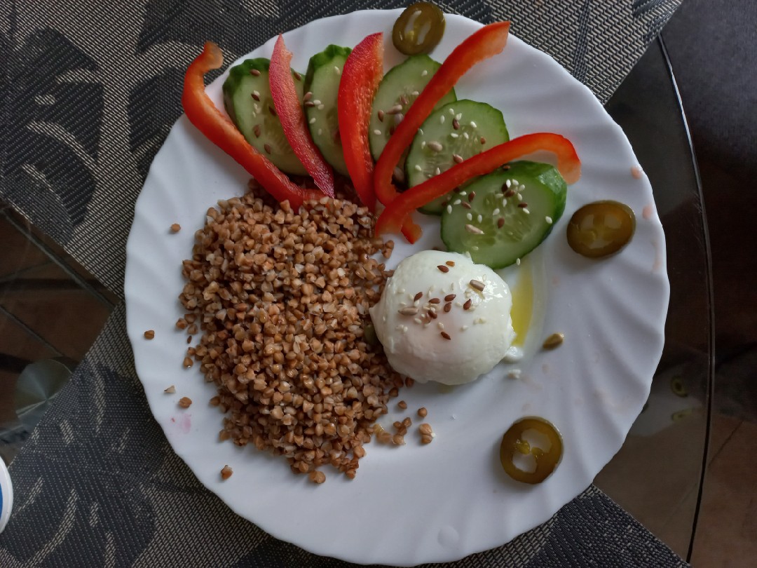 Гречка с яйцом пашот и овощами🍲