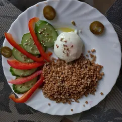 Гречка с яйцом пашот и овощами🍲