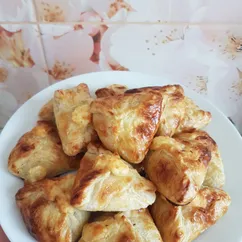 Мини-слойки с сыром