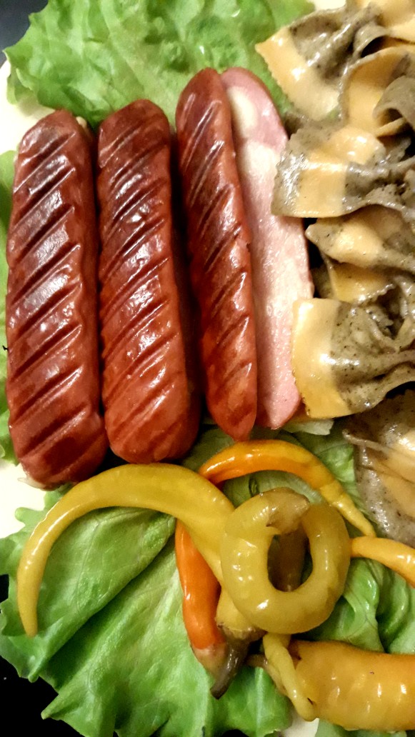 Паста и сосиски с сыром