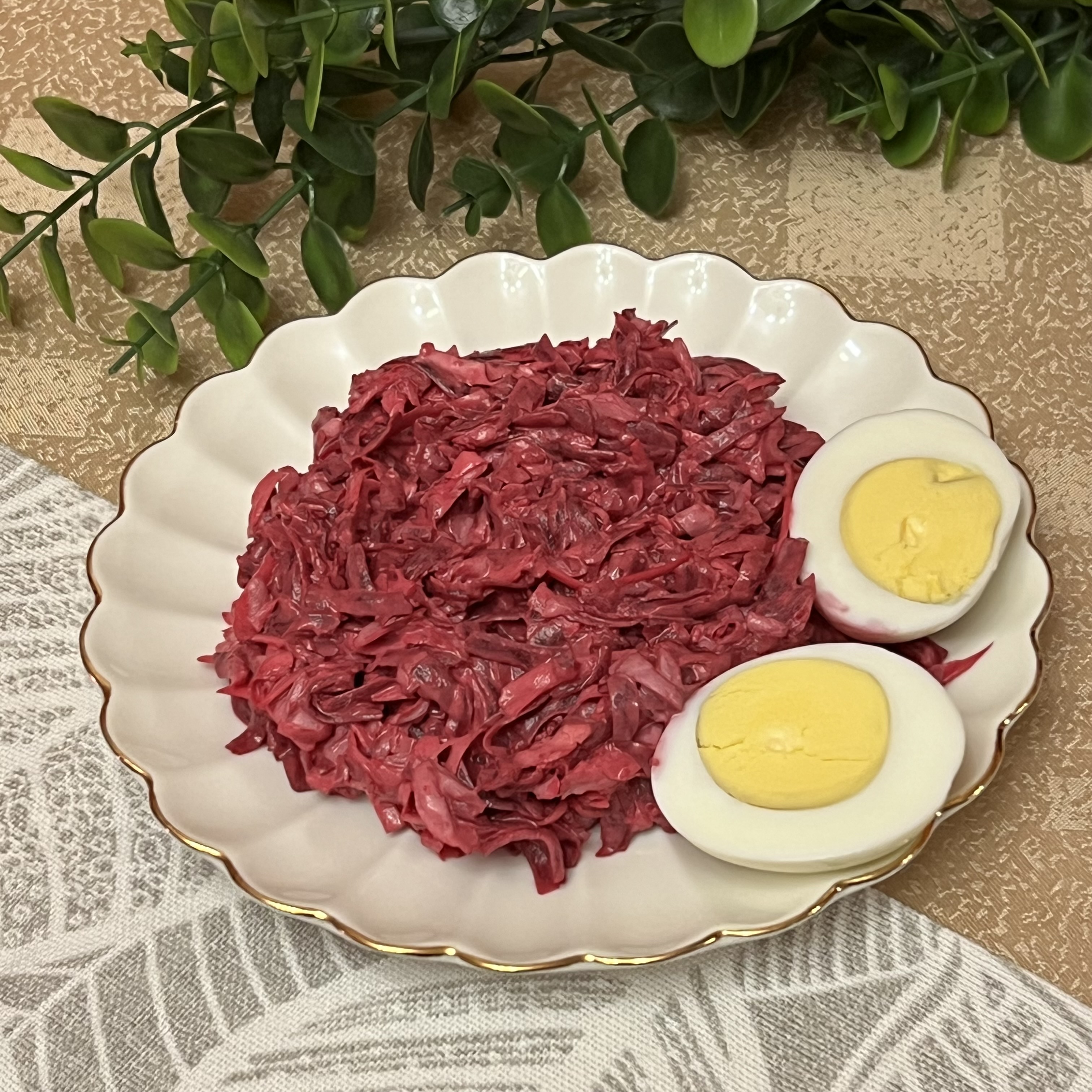 Сытный салат из свёклы