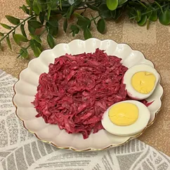 Сытный салат из свёклы