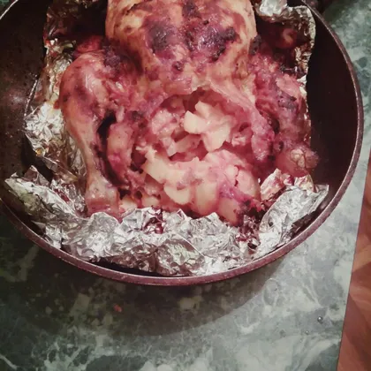 Запеченая курица, фаршированная картофелем