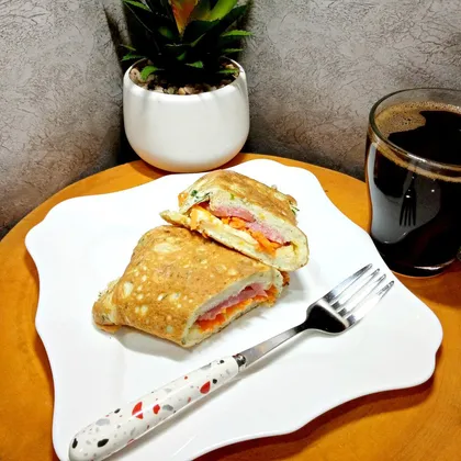 Горячий завтрак с колбасой, хлебом и яйцом
