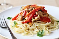 Теплый салат из курицы и овощами со спагетти