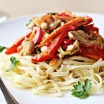 Теплый салат из курицы и овощами со спагетти