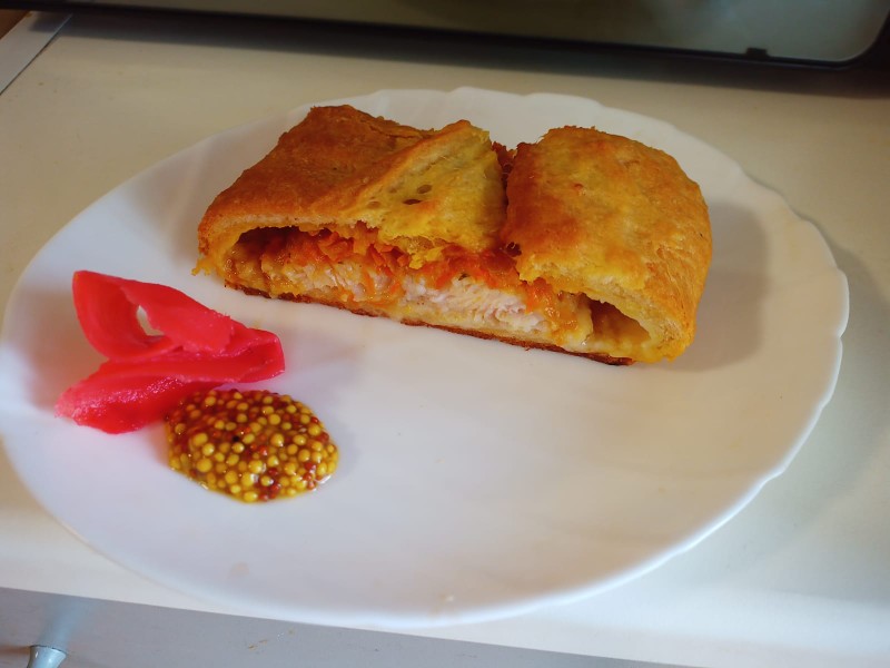 Пирог с рыбой из слоеного теста - рецепт с фото пошагово