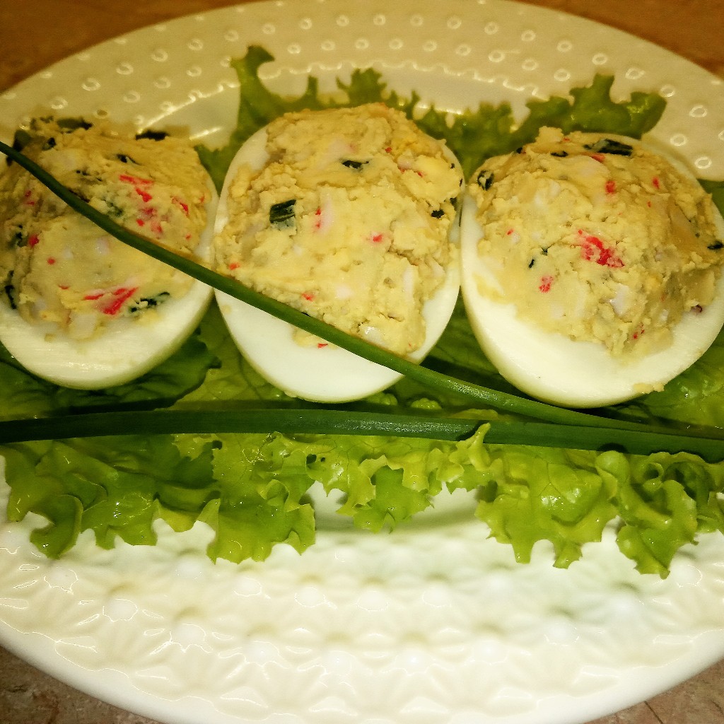 Фаршированные яйца с чесноком и майонезом — рецепт с фото пошагово