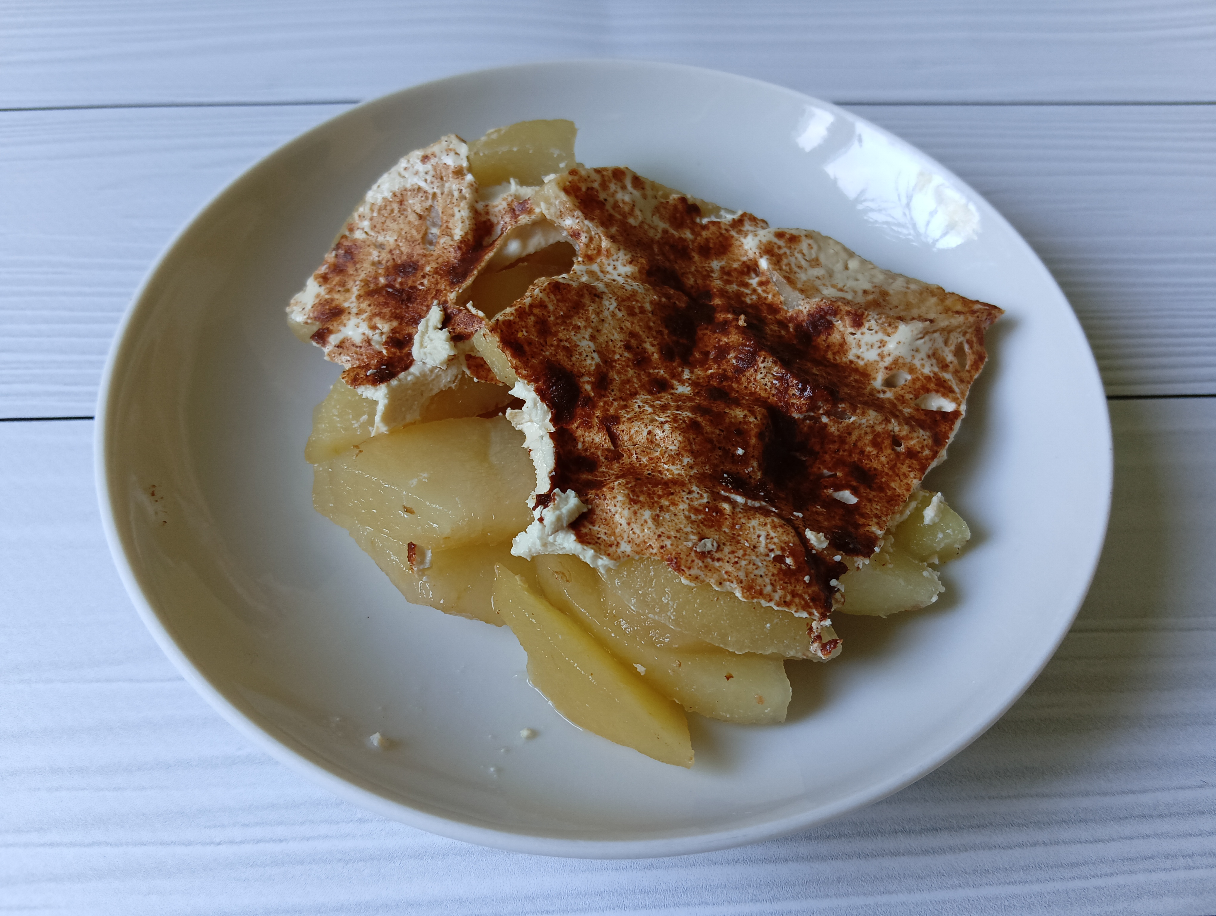 Яблоки под йогуртом с корицей
