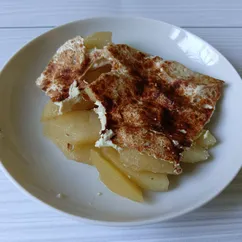Яблоки под йогуртом с корицей