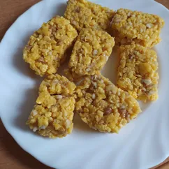 Замороженный десерт из кукурузных хлопьев и орехов