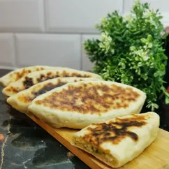 Пирожки на сковороде с яйцом, зеленью и сыром (быстрое тесто)