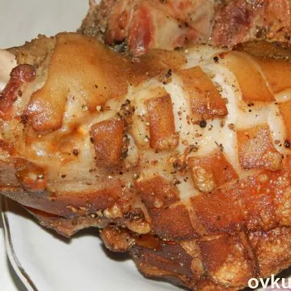 Свиная рулька, запеченная в духовке с очень хрустящей корочкой