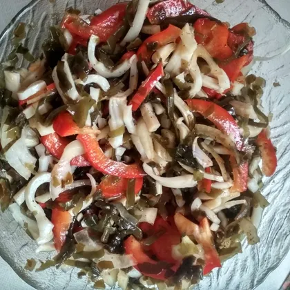 Салат из морской капусты с кальмаром и болгарским перцем