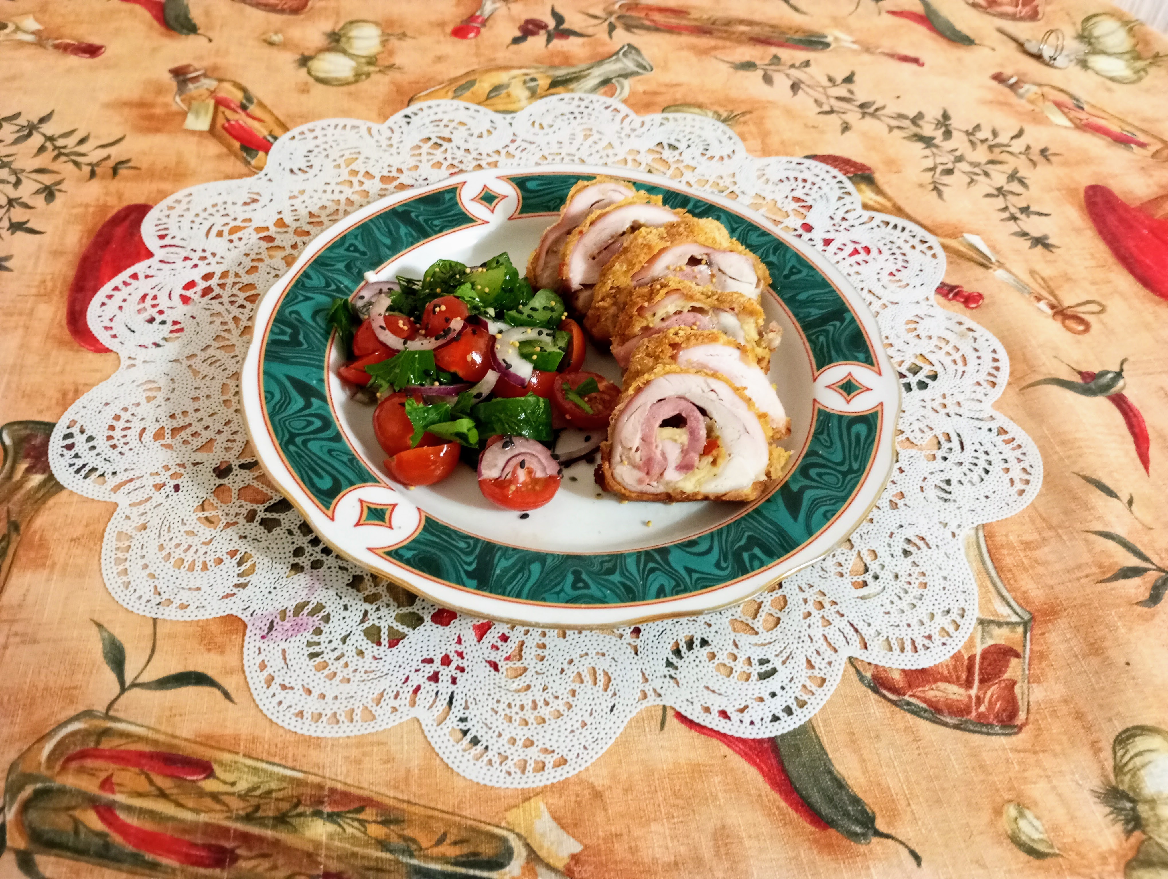 Кордон-блю из курицы с овощным салатом