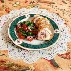 Кордон-блю из курицы с овощным салатом