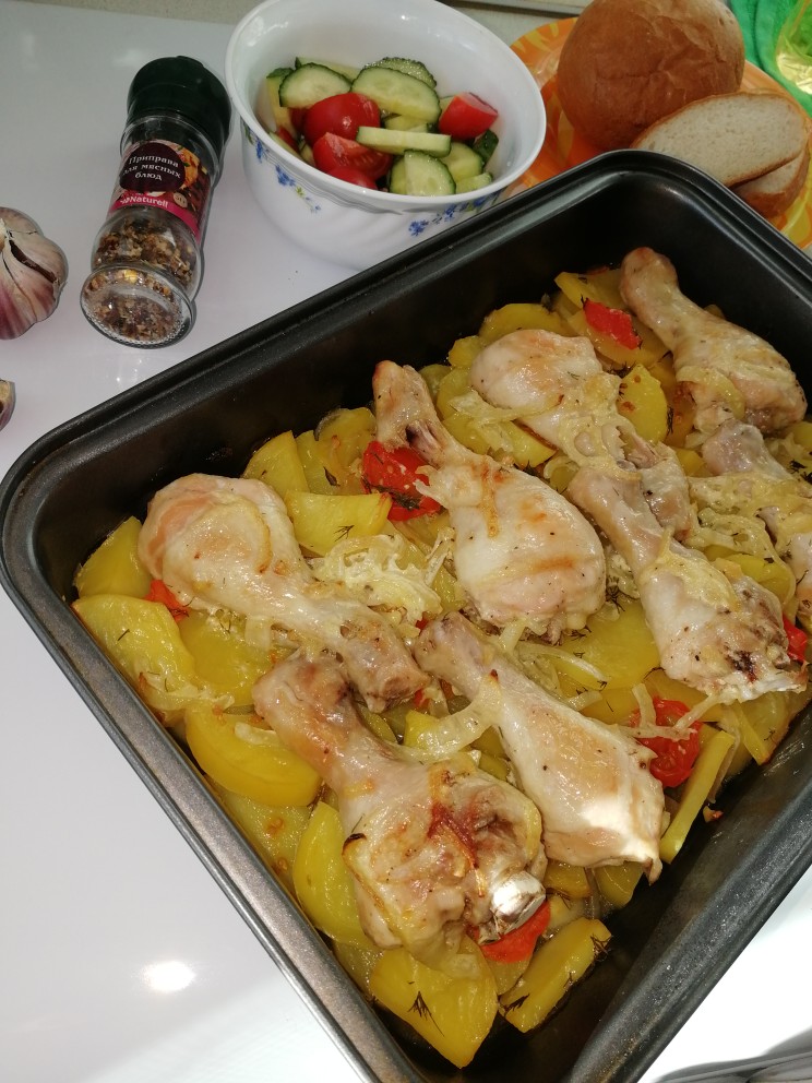 Куриные ножки на подушке из картофеля