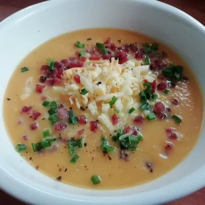 Тыквенный суп-пюре с сыром чеддер и беконом 😋 Осеннее меню