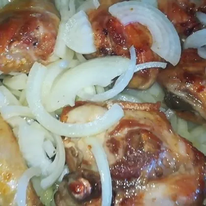 Курица на сковороде со сметаной и луком
