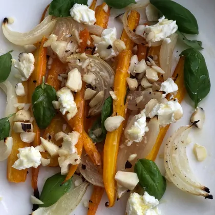 Салат из запечённой морковки и репчатого лука с мягким сыром, орехами и базиликом