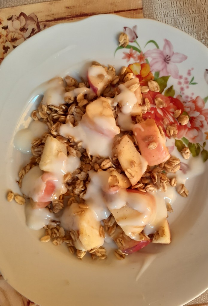 Жареная овсянка с яблоком и корицей