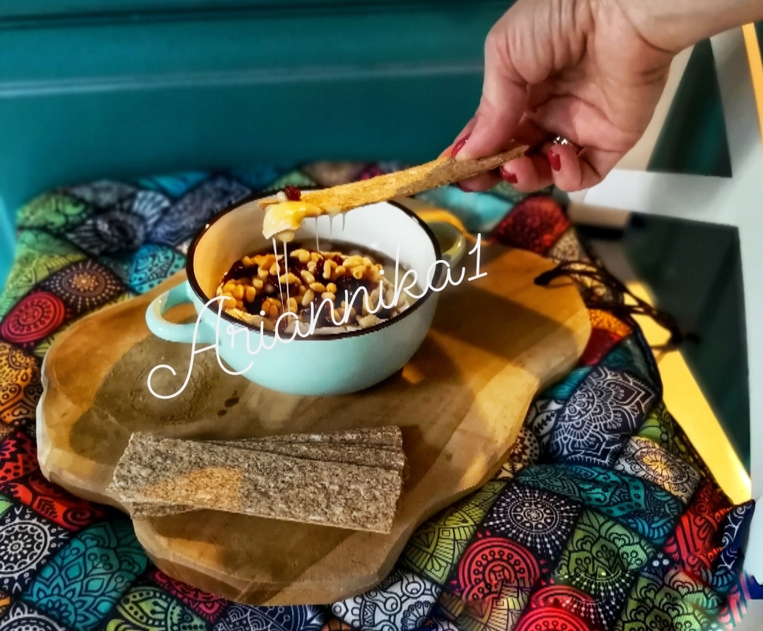 Сыр бри, запеченный с клюквой и орешками