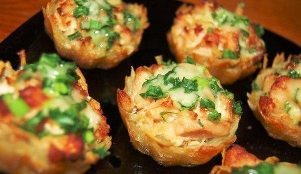 ТАРТАЛЕТКИ ИЗ КАРТОФЕЛЯ с куриным филе под чесночно-сырным соусом