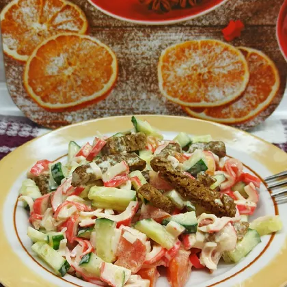 Салат с крабовыми палочками и сухариками