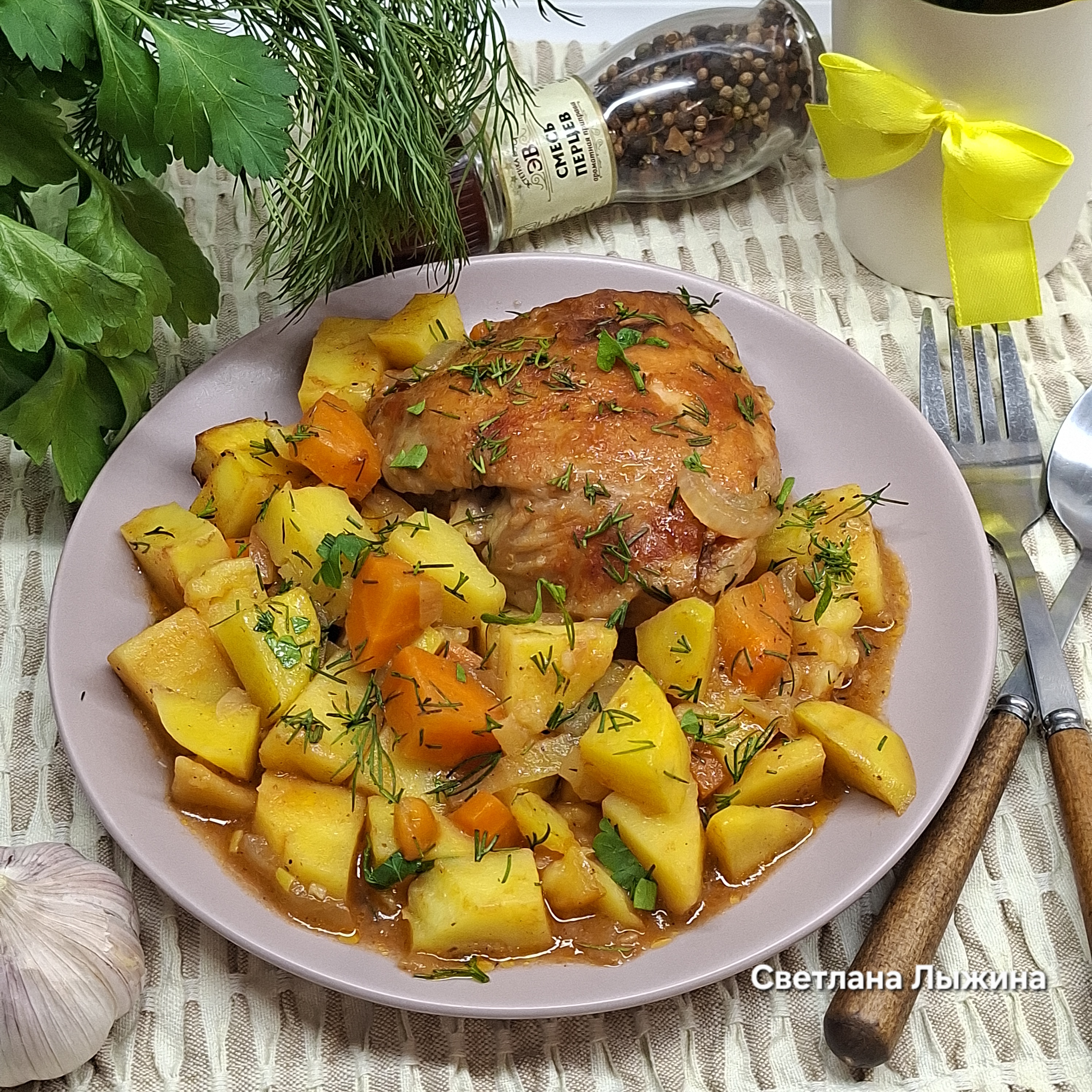 Куриные бедра тушеные с картофелем в томатном соусе 