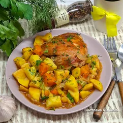 Куриные бедра тушеные с картофелем в томатном соусе 