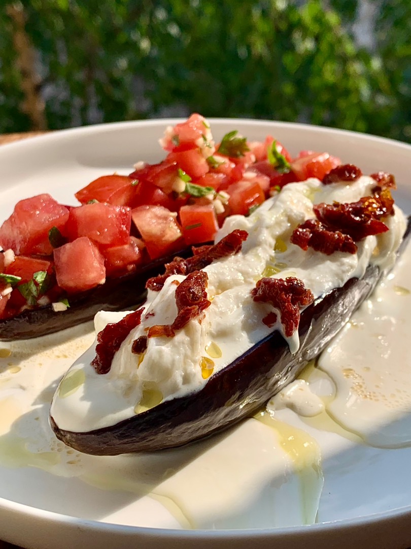 Запечённые баклажаны с сальсой и страчателлой
