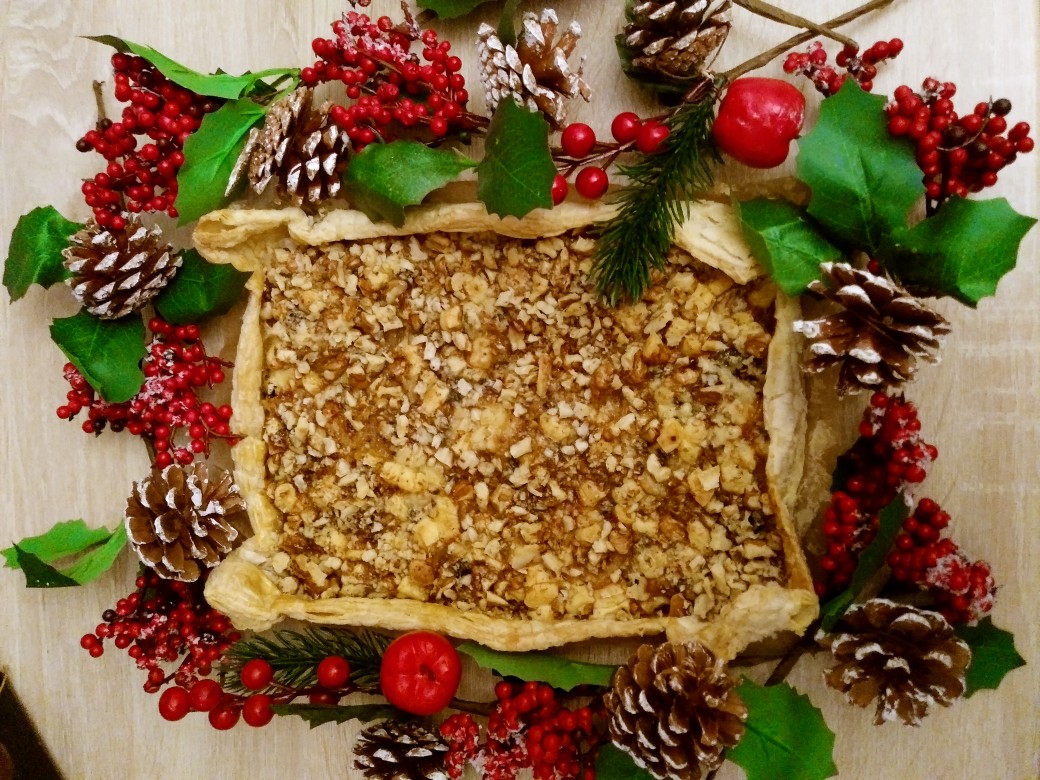 Пирог с грушей, грецким орехом и сыром Дор-блю
