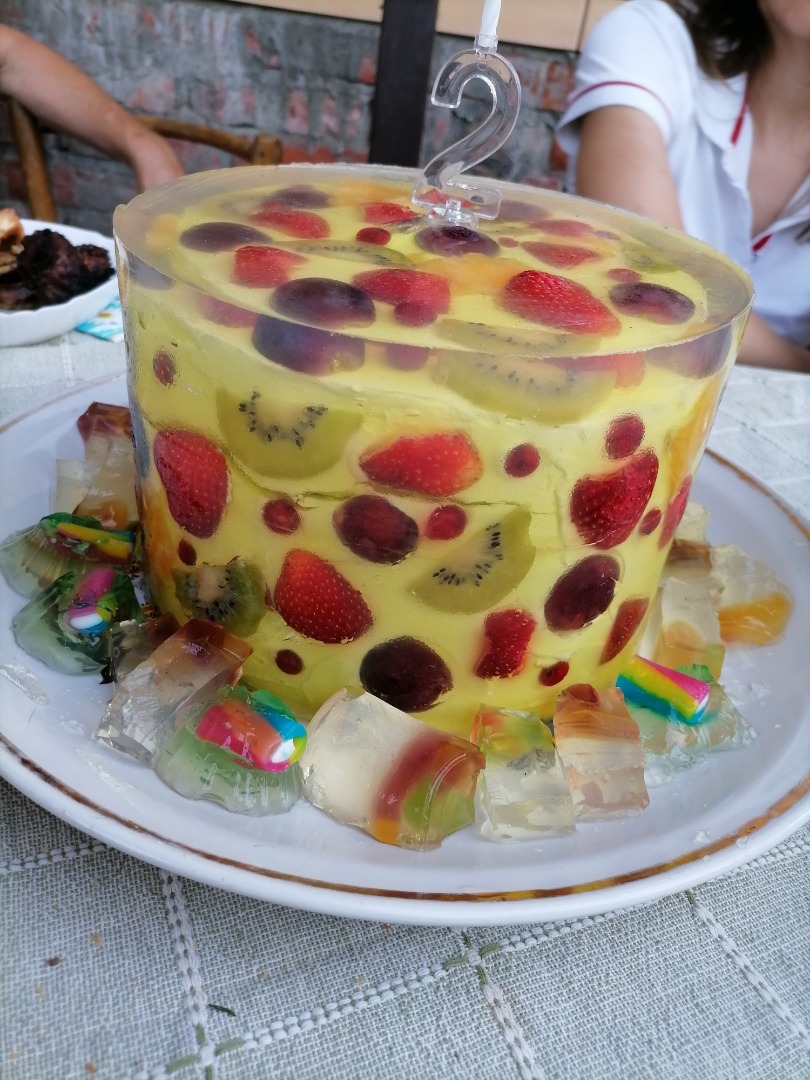 Желейный торт с фруктами и сметаной