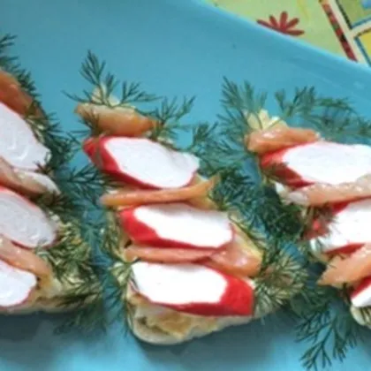 Новогодние бутерброды с крабовыми палочками «Ёлочки»