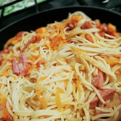 Спагетти с колбасой