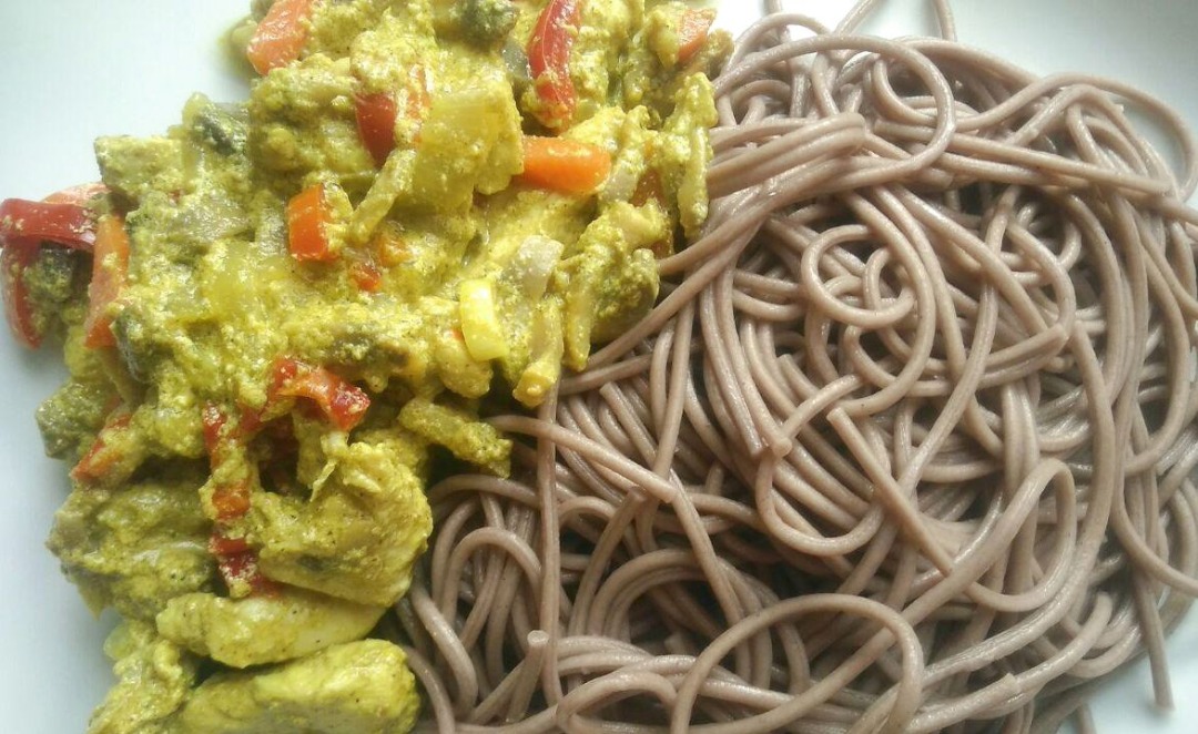 Куриная грудка с овощами и шампиньонами в сливках