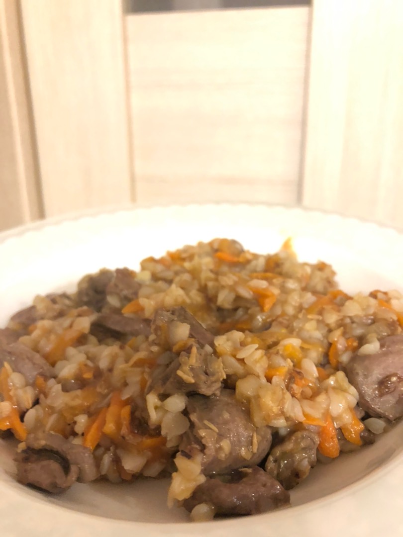 Куриные сердечки с гречкой