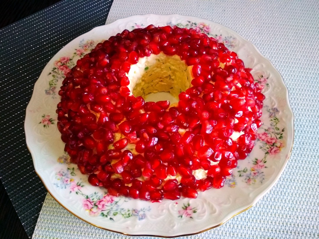 Салат с курицей, сыром и гранатом