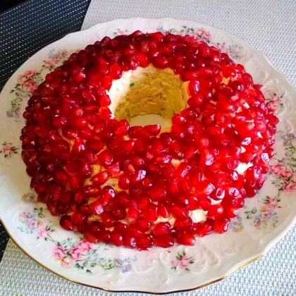 Салат с курицей, сыром и гранатом